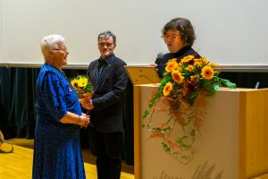 Terttu Nikkarikoski vastaanottaa Vuoden 2023 Teräsmuori -tunnustusta Vanhus- ja vammaisneuvoston puheenjohtajalta Annu Pärkältä.