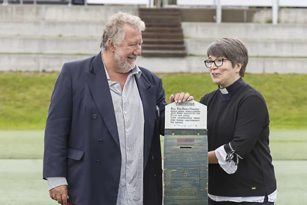 Eija Nivala vastaanotti Herättäjäjuhlien järjestämisvastuulippaan