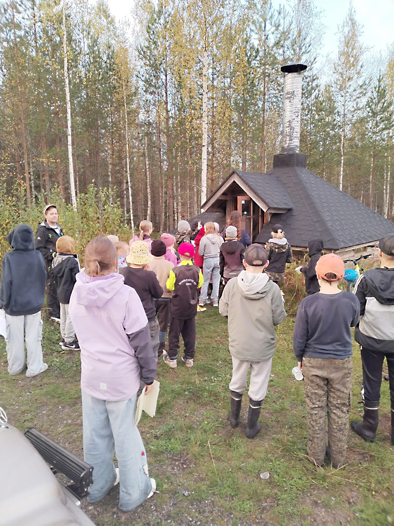 Sievin eräkerholaiset kokoontuivat kauden viimeiseen tapahtumaan Jyringin metsästysseuran kodalla.