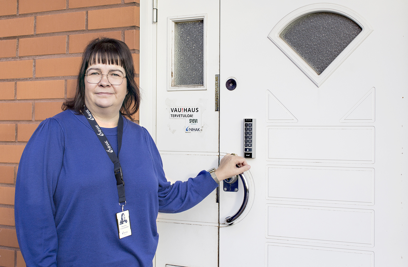Nihak ry:n yrityspalvelupäällikkö Minna Kontro palvelee sieviläisiä pienyrittäjiiä.