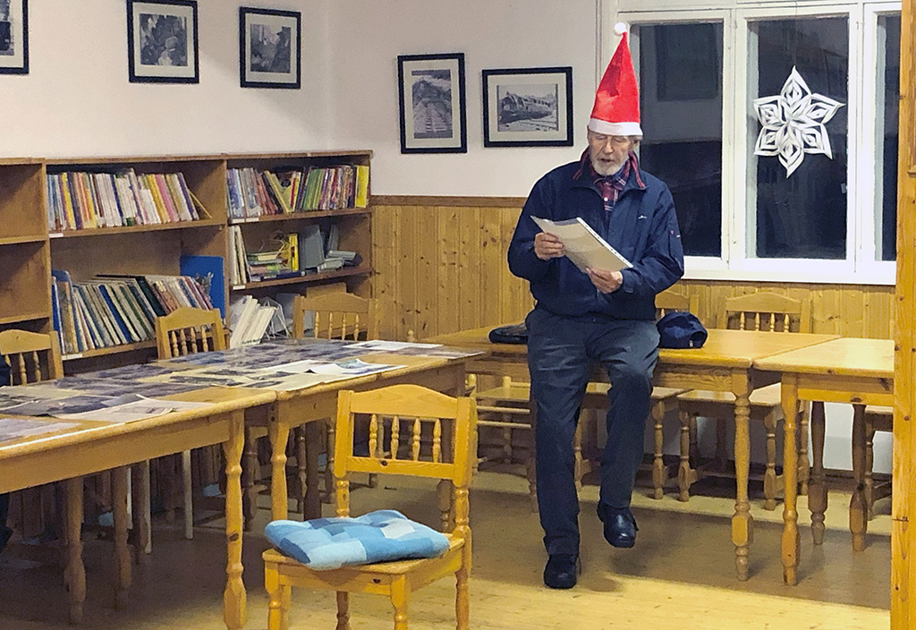 Kauko Huhtala kertomassa 21.11.1975 Sievin Asemakylällä tapahtuneen suuren junaonnettomuuspäivän tapahtumista.