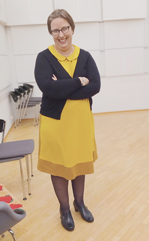 Suosittu viihdekirjailija Maija Kajanto haluaa innostaa kaikkia kirjallisuuden pariin.