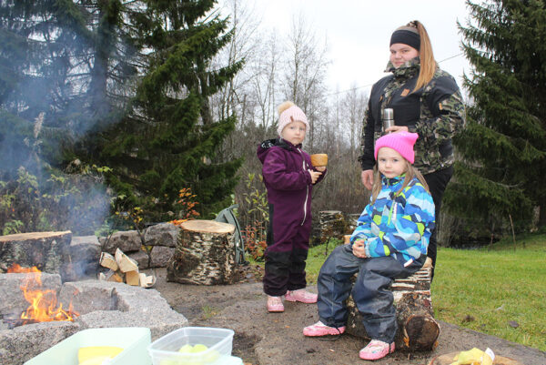 Kaisa Viljamaa hoitaa lapsia kotona Kiiskilässä