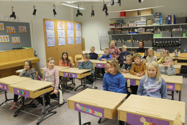 Kirjailija Veera Salmi kävi Kiiskilän koululla Tähtipöllö -kilpailun palkintovieraana