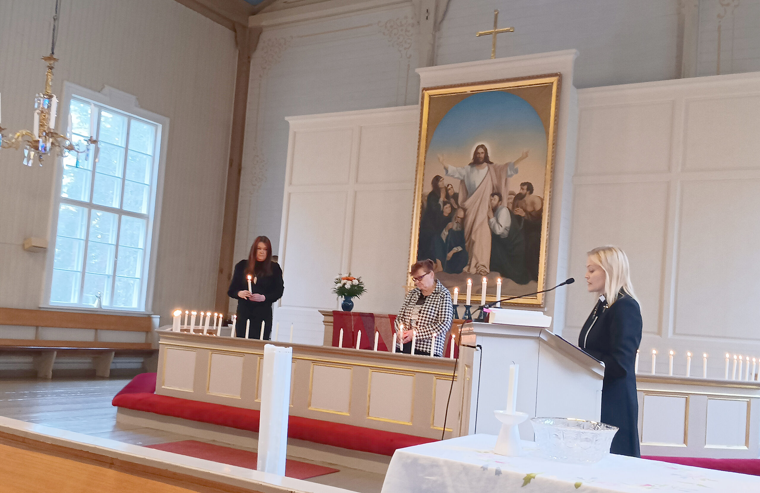 Sievin kirkossa vietetyssä Pyhäinpäivän sanajumalanpalveluksessa sytytettiin muistokynttilät vuoden aikana kuolleiden sieviläisten muistolle.