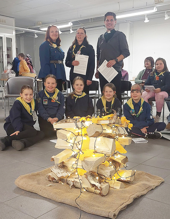 Sievin Samoojien lippukunnan edustajia ja nuoria yhteiskuvassa kirkkoherra Olli Luhtaselan kanssa.