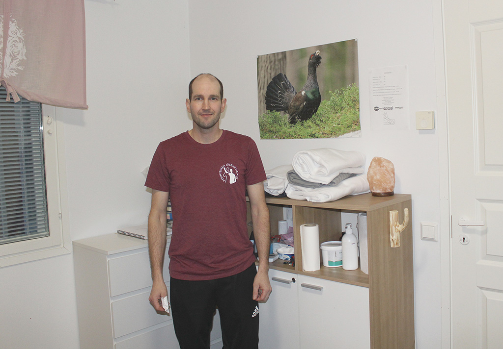 Koulutettu hieroja ja jäsenkorjaaja Tero Viljamaa työhuoneessaan.