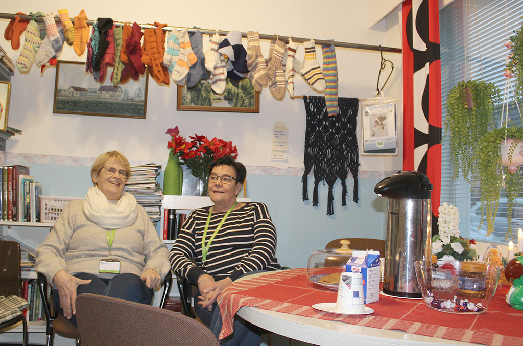 Elisa Luomala ja Maila Niskanen kertomassa Kyläkammari-kirppiksen toiminnasta