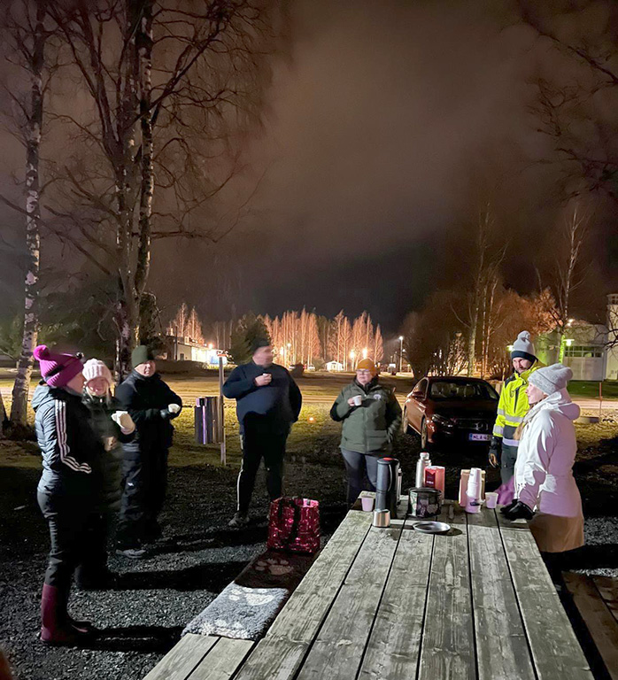 Sievin Maaseutunuoret kiittivät kuluttajia kotimaisten elintarvikkeiden valinnasta ja suomalaisen maatalouden tukemisesta asettamalla Joulutulet leimuamaan Kokkola-Kajaanitien varteen.