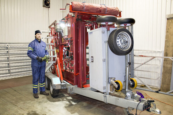 Olli Mäkikauppila on Sievin ainoa sorkkahoitaja