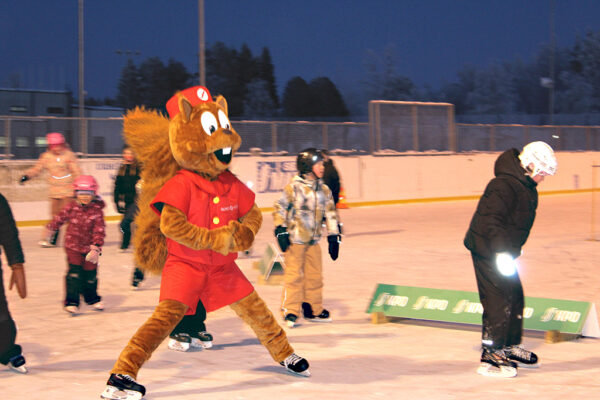 KPO:n ja kunnan luistelutapahtumassa oli paljon pieniä ulkoilijoita