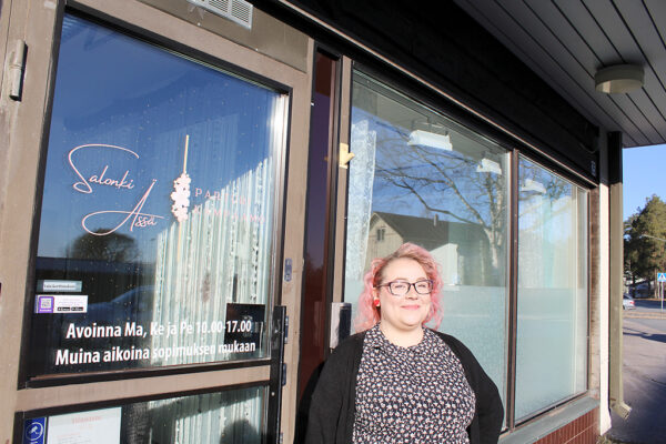 Parturi-kampaamo Salonki Ässä  avasi ovensa Sievin keskustassa
