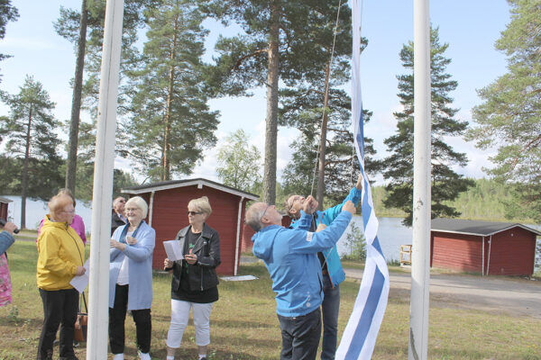 Eläkeliiton ulkoilupäivässä oli tarjolla hyvää ruokaa ja paljon kilpailuja