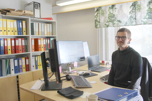 Sivistystoimen sihteeri Tomi Salmen työ on vaihtelevaa ja monipuolista